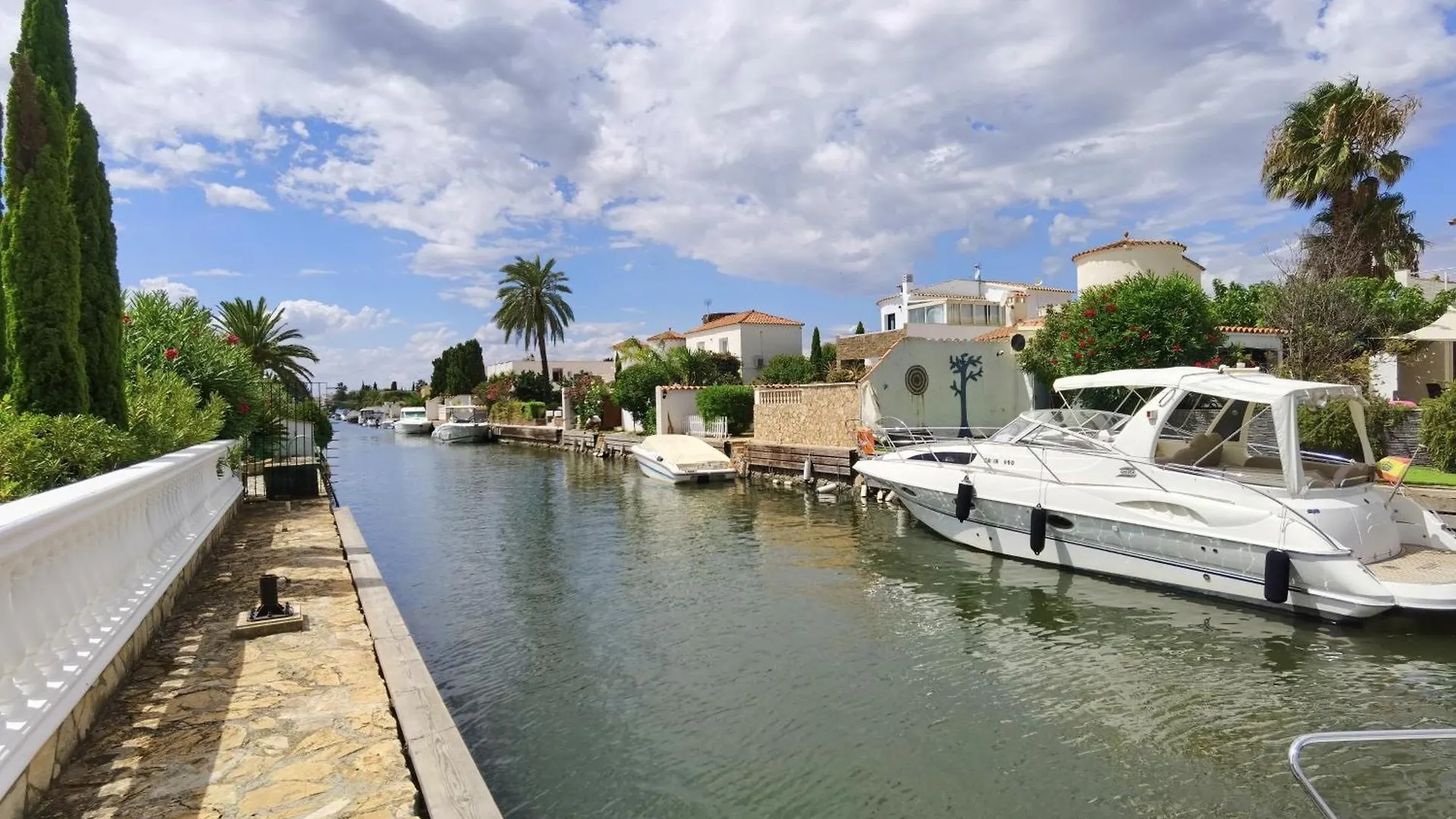Leon Inmo Villa Royal - 10500 Empuriabrava 0*,  Spain