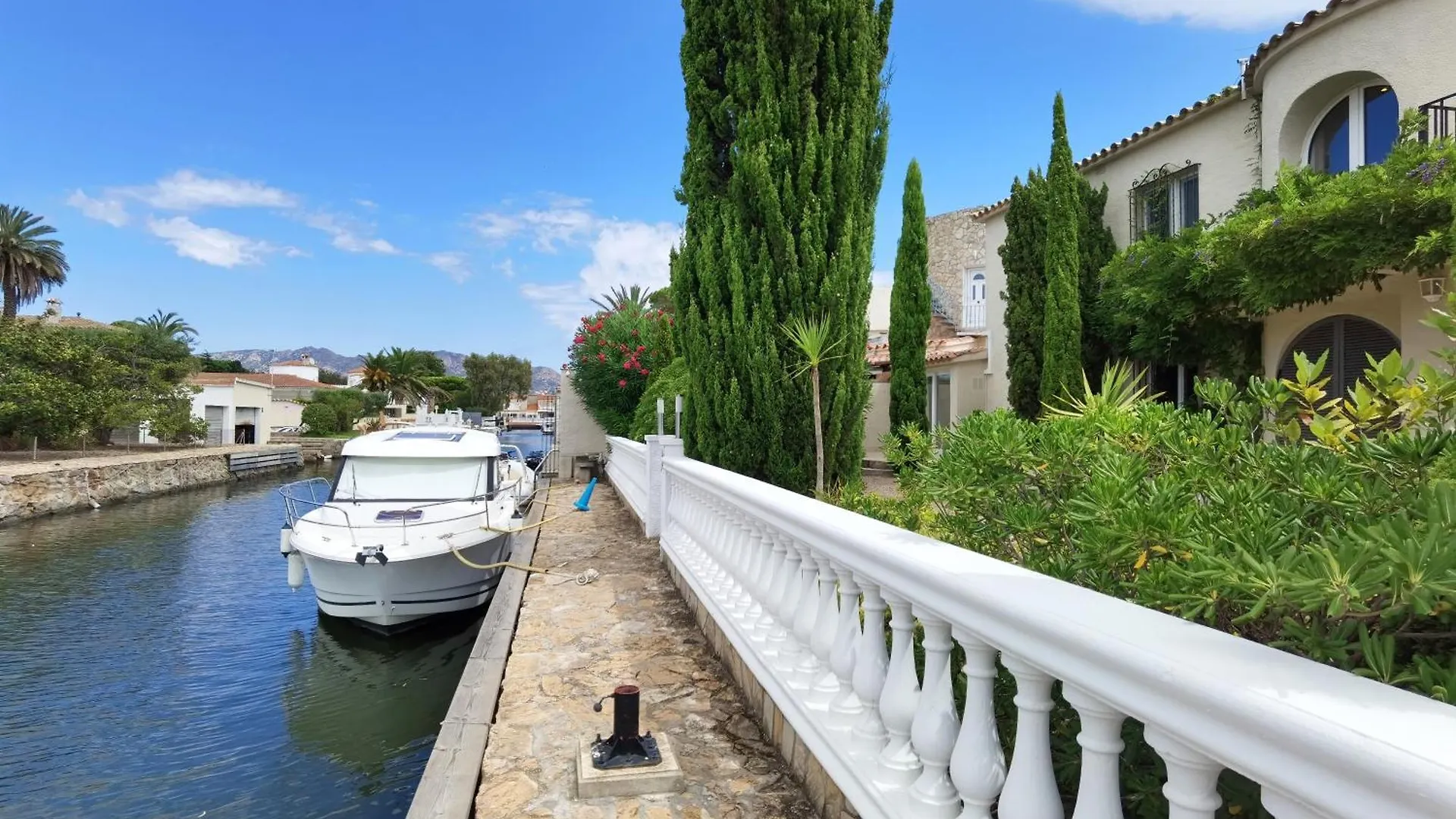 Leon Inmo Villa Royal - 10500 Empuriabrava Spain